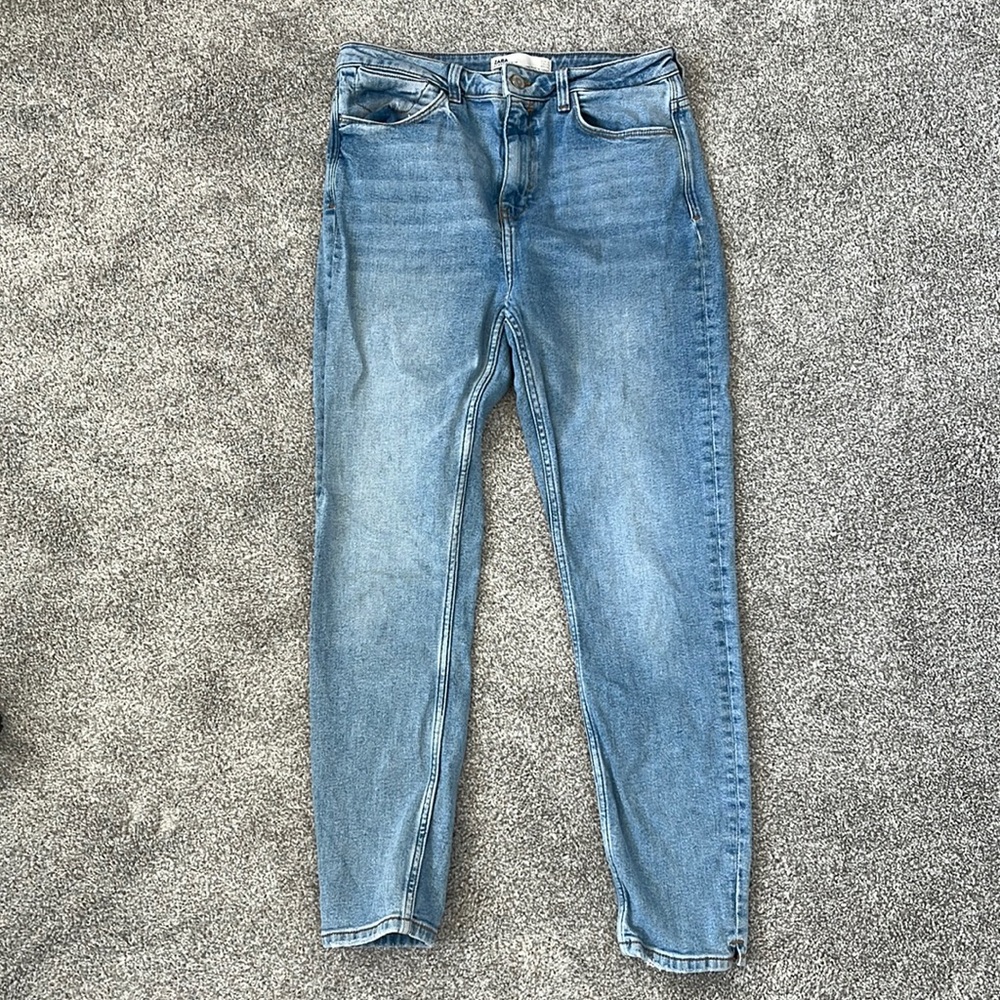 ZARA STRAIGHT LEG LIGHT WASH JEANS